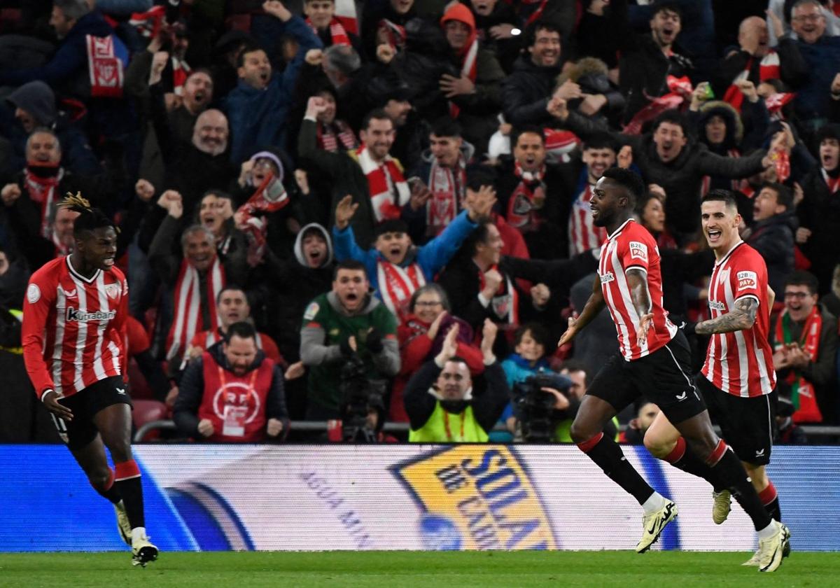 Iñaki Williams celebra el primer gol del partido junto a su hermano Nico y a Sancet en un San Mamés entregado.