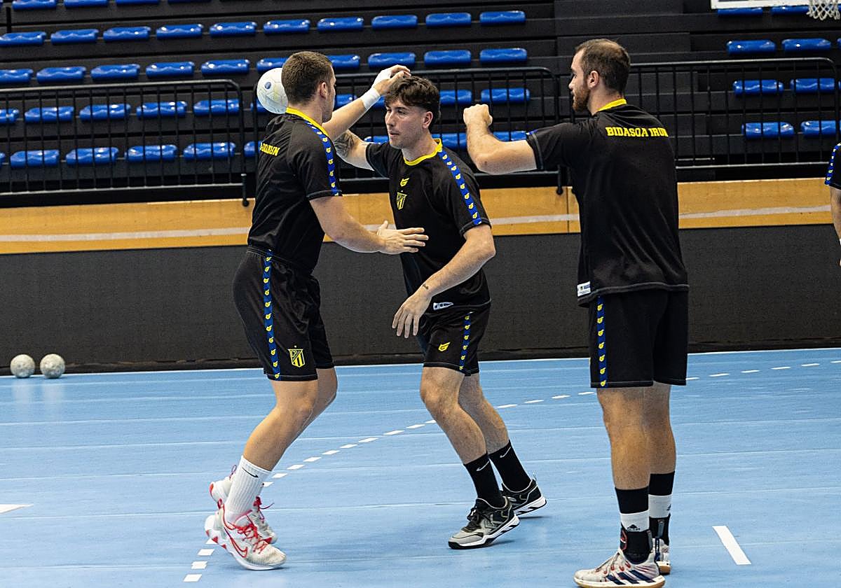 Díaz encara a Jevtic ante la mirada de Asier Nieto.