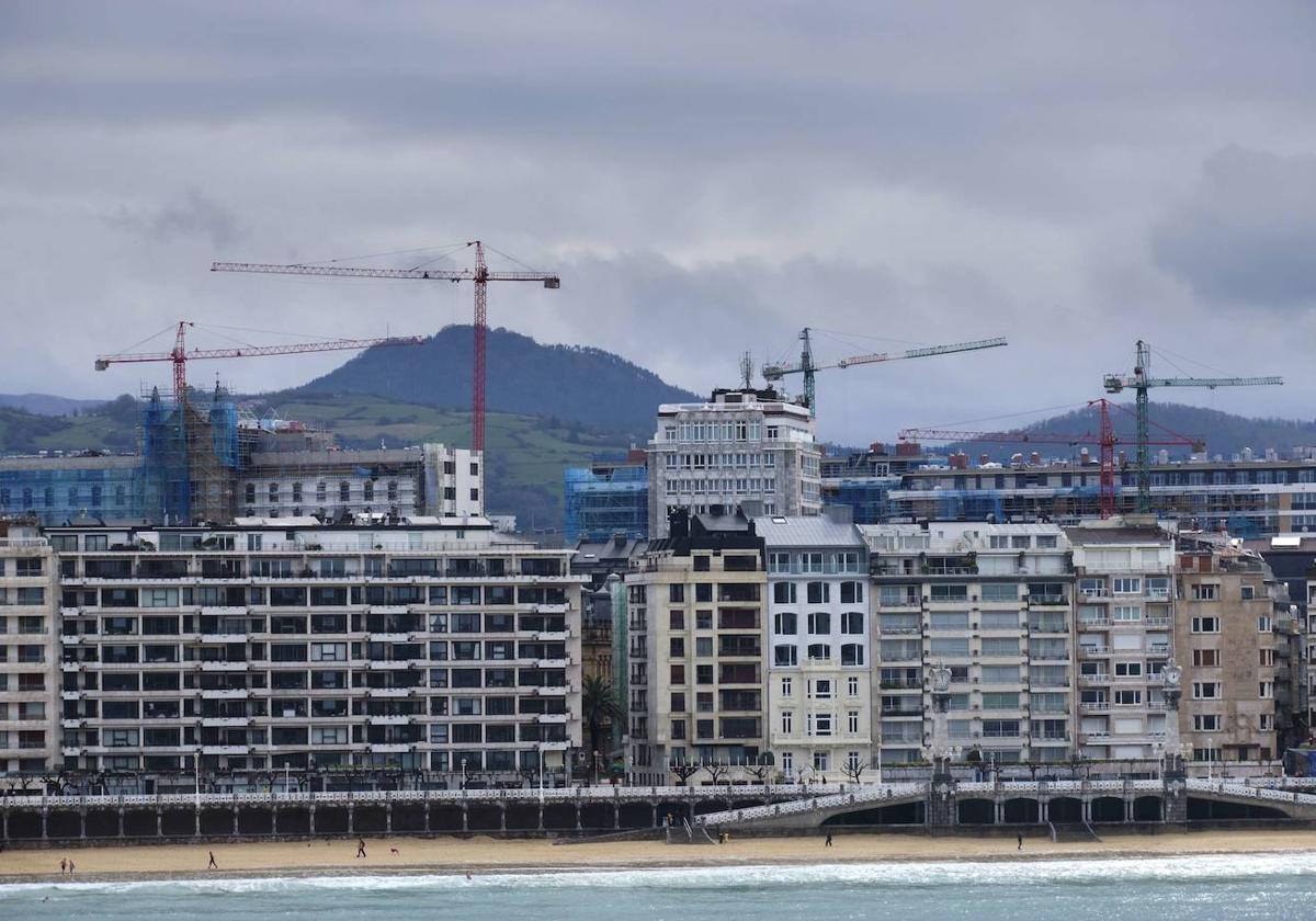 Vista parcial de las viviendas del Paseo de la Concha, en San Sebastián.