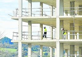Varios trabajadores en un edificio de viviendas que se encuentra aún en construcción en Zarautz