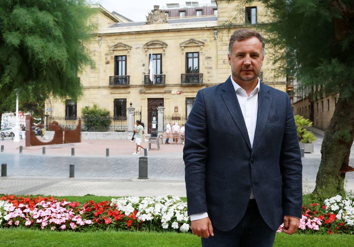 Kerman Orbegozo posa en el exterior del Ayuntamiento de San Sebastián.