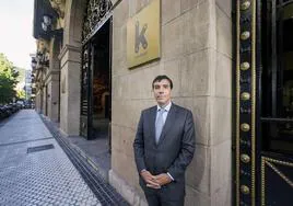 Antón Arriola, presidente de Kutxabank, ante la sede del banco en Donostia