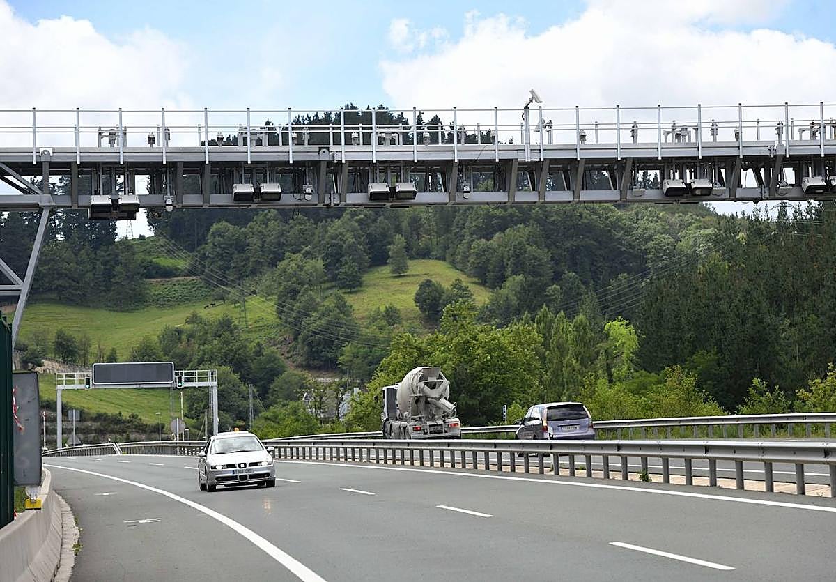 Un vehículo pasa por el arco de peaje del Alto de Deskarga (A-636)