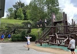 Un grupo de chavales disfruta en las instalaciones de Irisarri Land en las colonias del verano pasado.