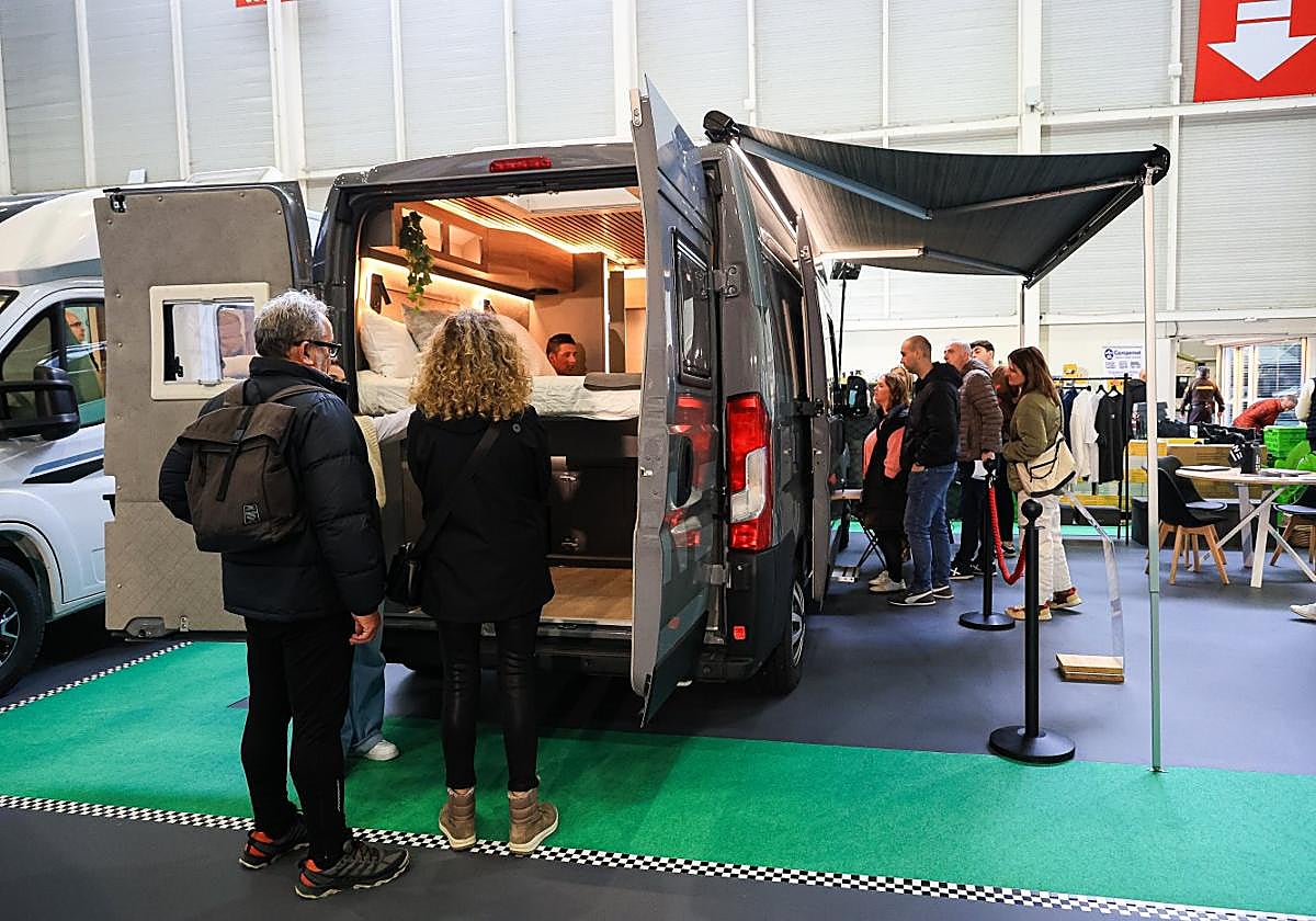 Un expositor muestra el mostrador abatible para ganar espacio de trabajo en una cocina.