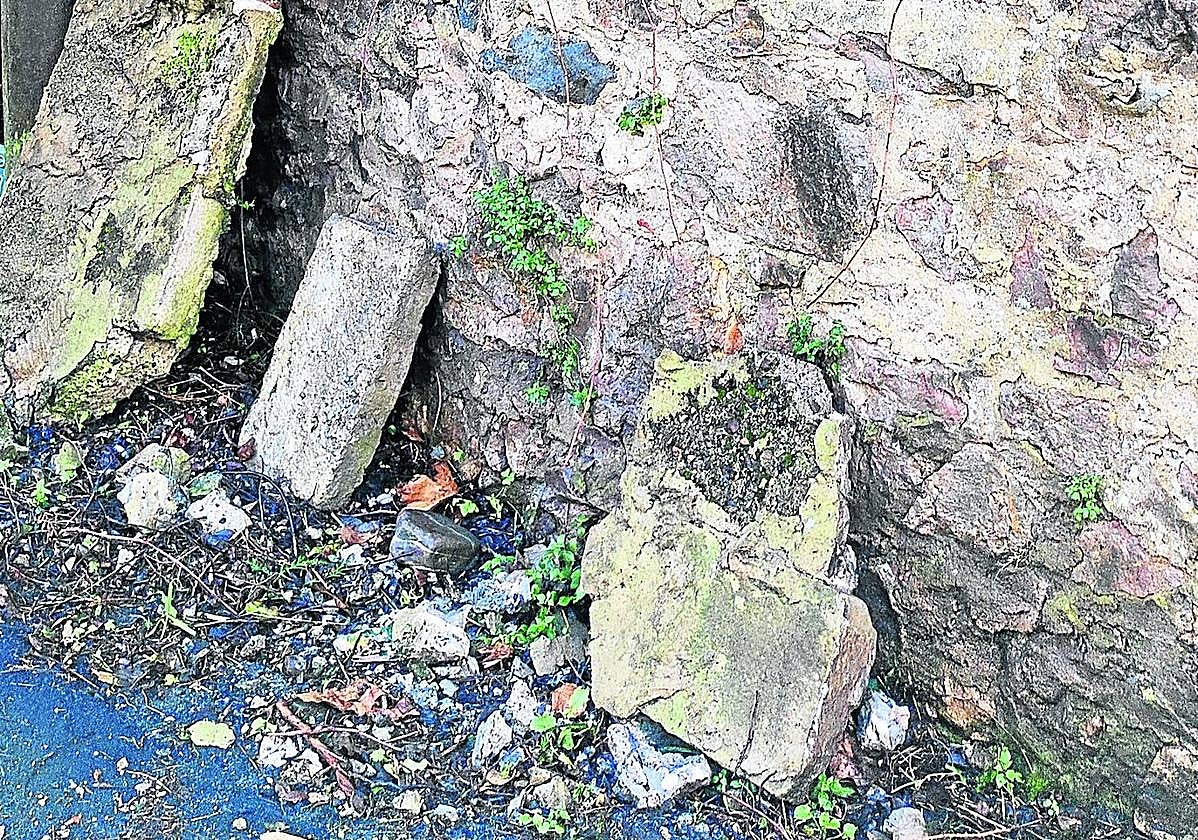 Escribe Ramón: «El muro situado a un lado de Maldatxo kalea está en una situación lamentable y peligrosa. El pasado 5 de noviembre se produjo un desprendimiento del citado muro a la altura de Maldatxo 10. Se comunicó por teléfono al Ayuntamiento lo sucedido, y hasta ahora todo sigue igual. Hasta que cualquier día ocurra una desgracia».