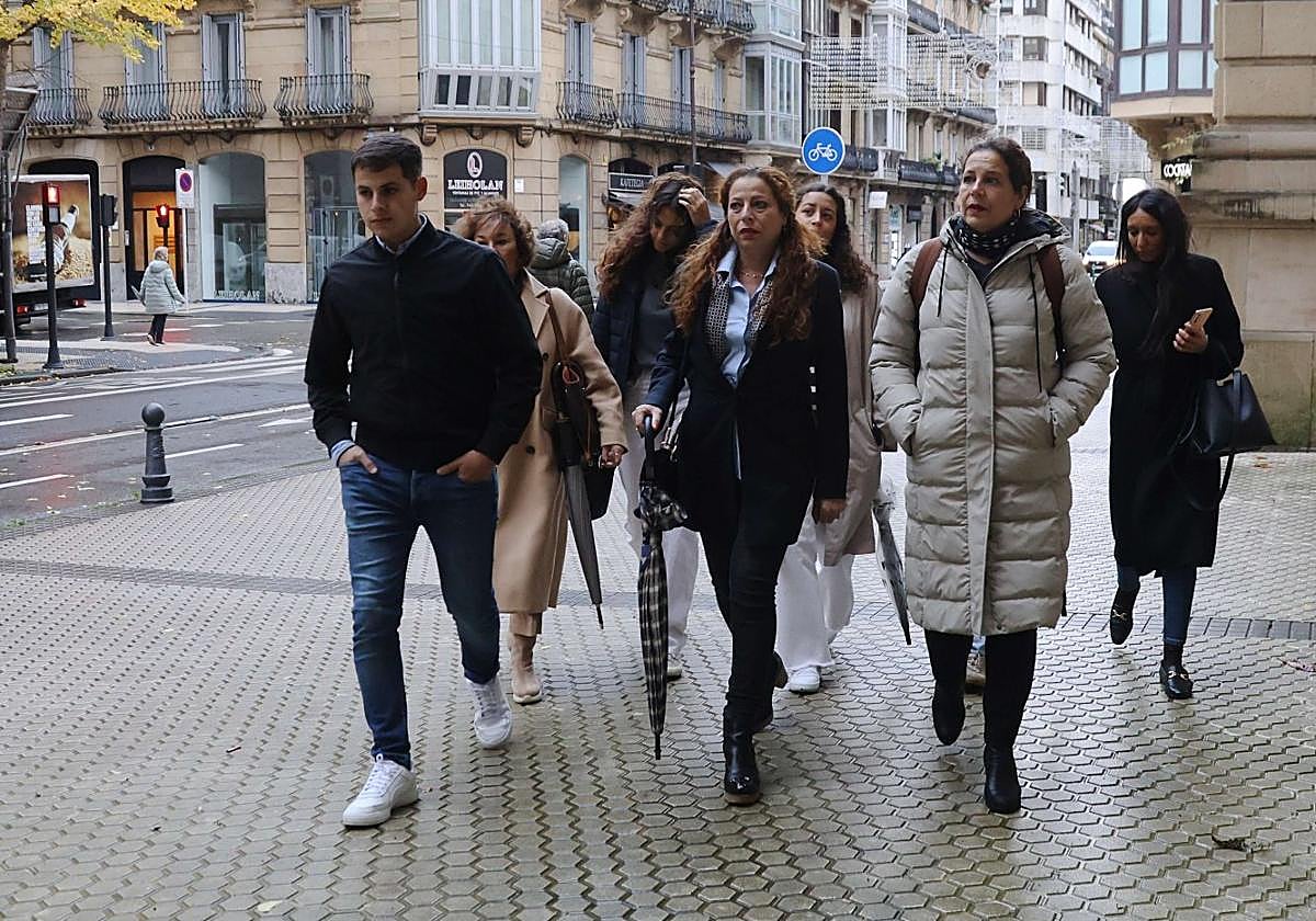 Fátima Hacine-Bacha, acompañada de su familia el día que declaró en el juicio.