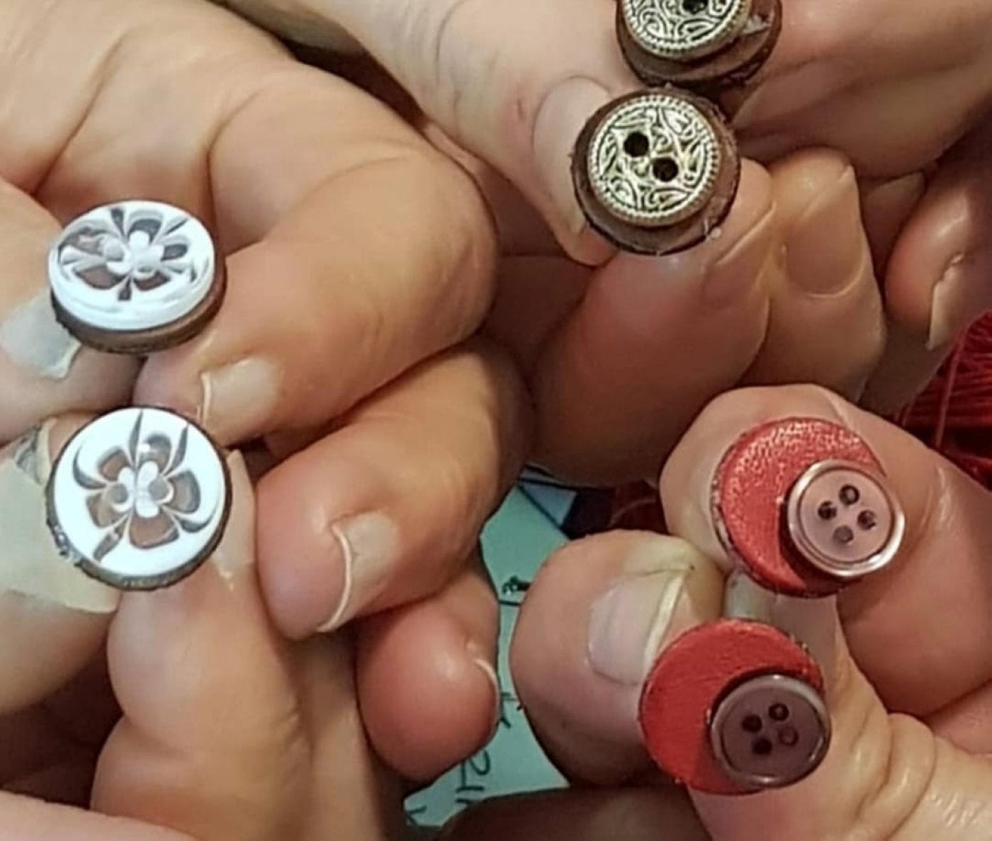 Los talleres organizados en diferentes establecimientos tratan de conseguir el reciclaje y la reutilización de los objetos y evitar desperdicios.