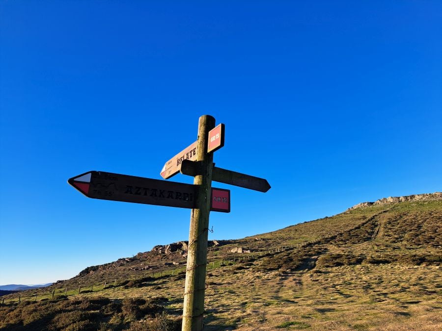 Disfrutando de las vistas desde la cima de Azkenatz
