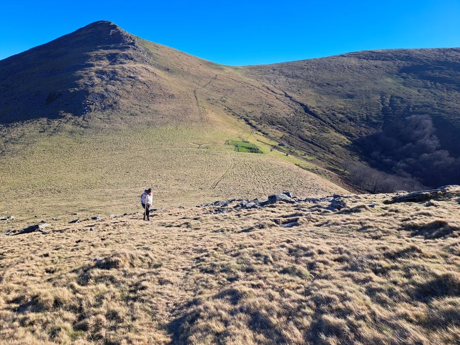 Disfrutando de las vistas desde la cima de Azkenatz