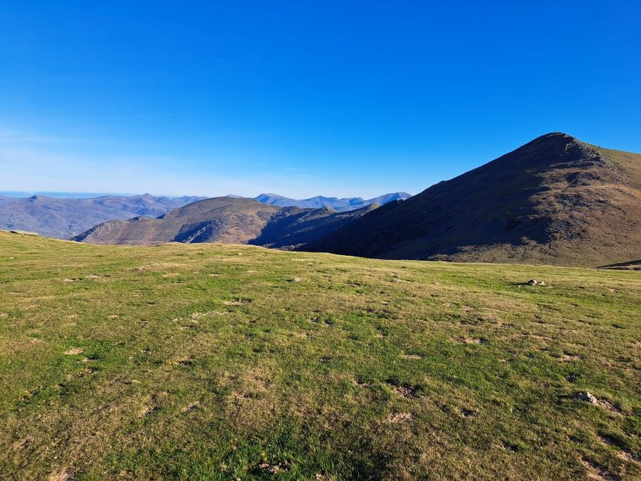 Disfrutando de las vistas desde la cima de Azkenatz