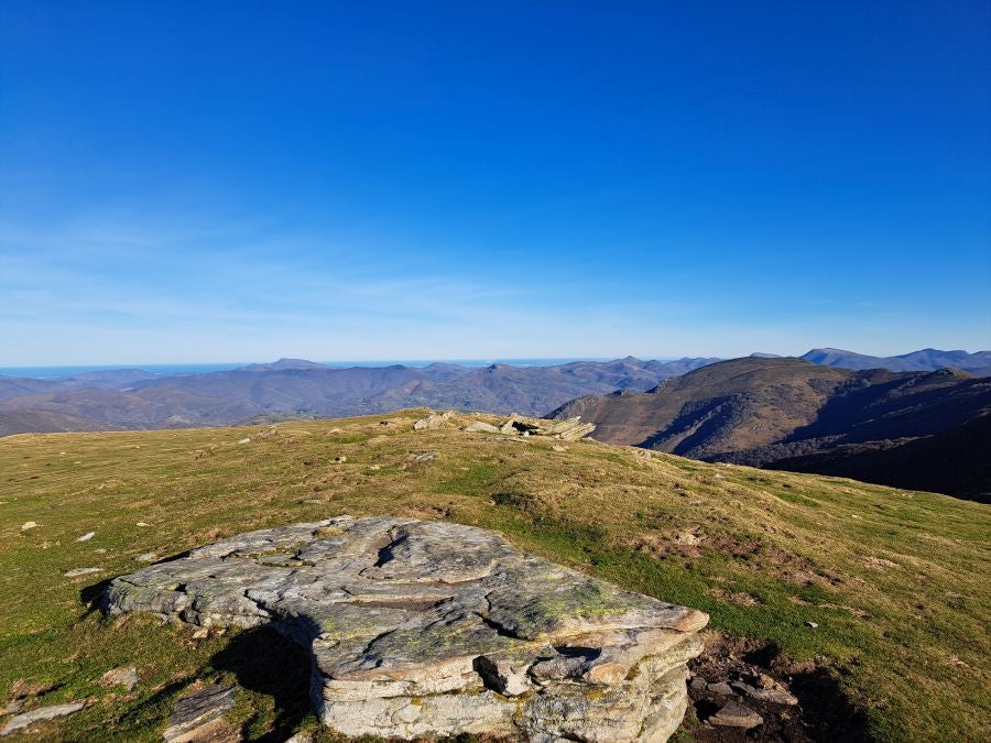 Disfrutando de las vistas desde la cima de Azkenatz