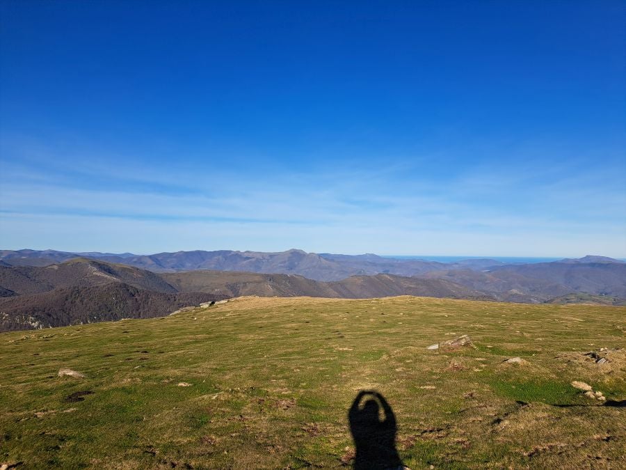 Disfrutando de las vistas desde la cima de Azkenatz