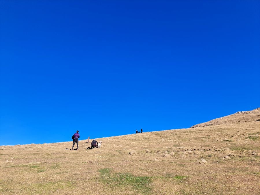 Disfrutando de las vistas desde la cima de Azkenatz