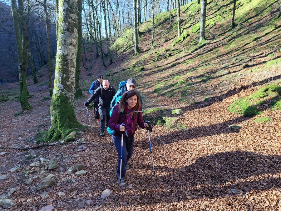 Disfrutando de las vistas desde la cima de Azkenatz