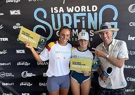 Nadia Erostarbe y Janire Gonzalez posan con el 'billete' de su clasificación a los Juegos Olímpicos de París.