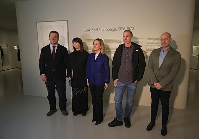 El consejero de Cultura, Bingen Zupiria, la diputada general, Eider Mendoza, y el alcalde de Getaria, Haritz Alberdi, han acompañado a Miren Vives y a Igor Uria, responsable de las colecciones.