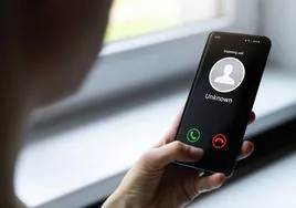 Un usuario recibe una llamada de un número desconocido a su móvil.