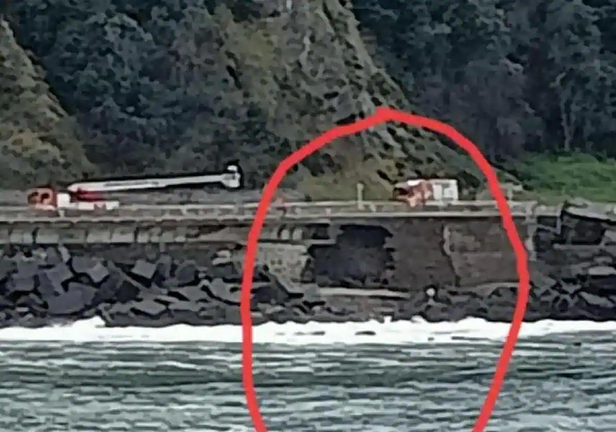El fuerte oleaje del pasado 12 de febrero causó un gran socavón en la N-634 entre Zarautz y Getaria