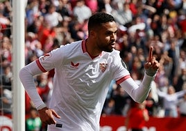 El delantero marroquí del Sevilla Youssef En-Nesyri, celebra su segundo gol contra la Real Sociadad.