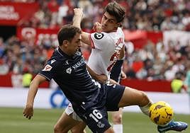 Olasagasti pugna por un balón con Juanlu.