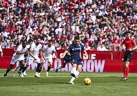 qAndré Silva se dispone a trasformar el penalti ayer en el Sánchez Pizjuán.