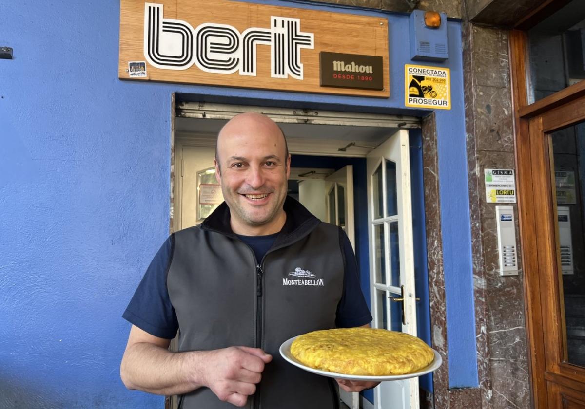 Javi Quintana, con una de sus populares tortillas frente al bar Berit.