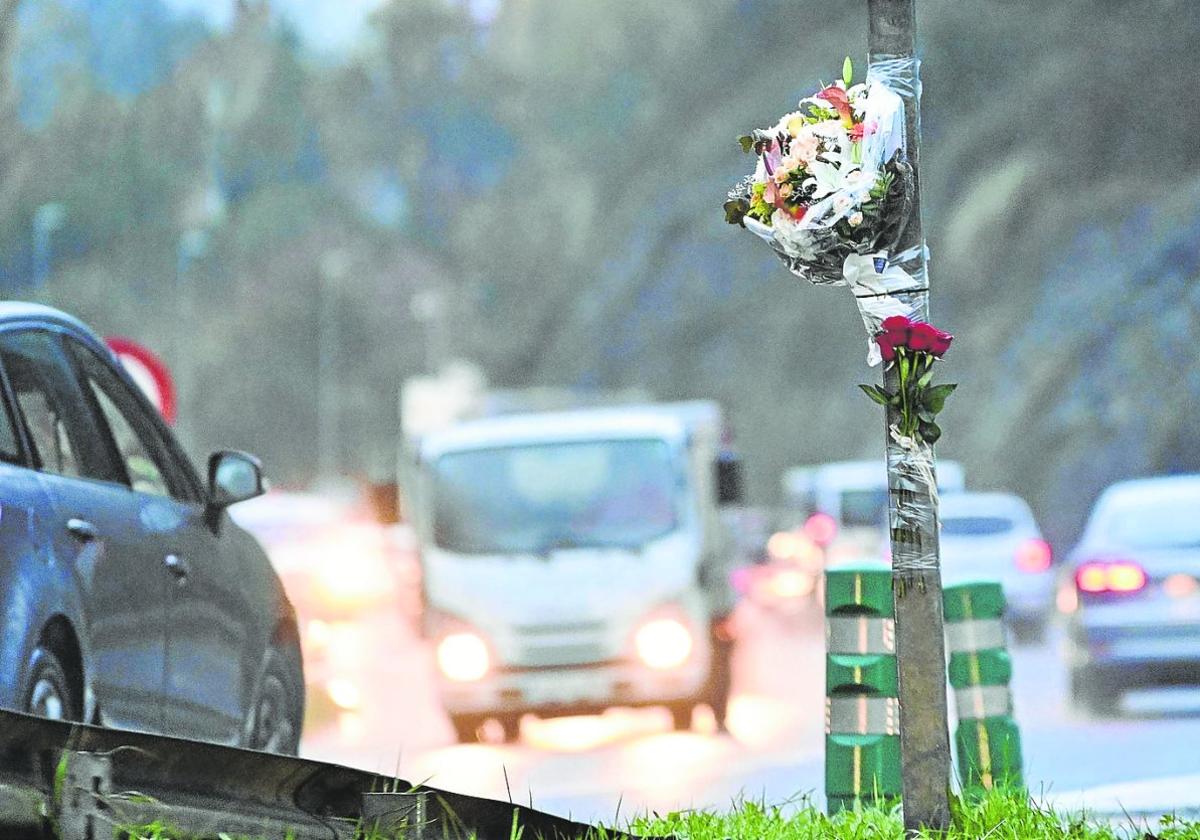 Un ramo de flores en el lugar donde se registró el accidente que se cobró la vida de dos jóvenes guipuzcoanos.