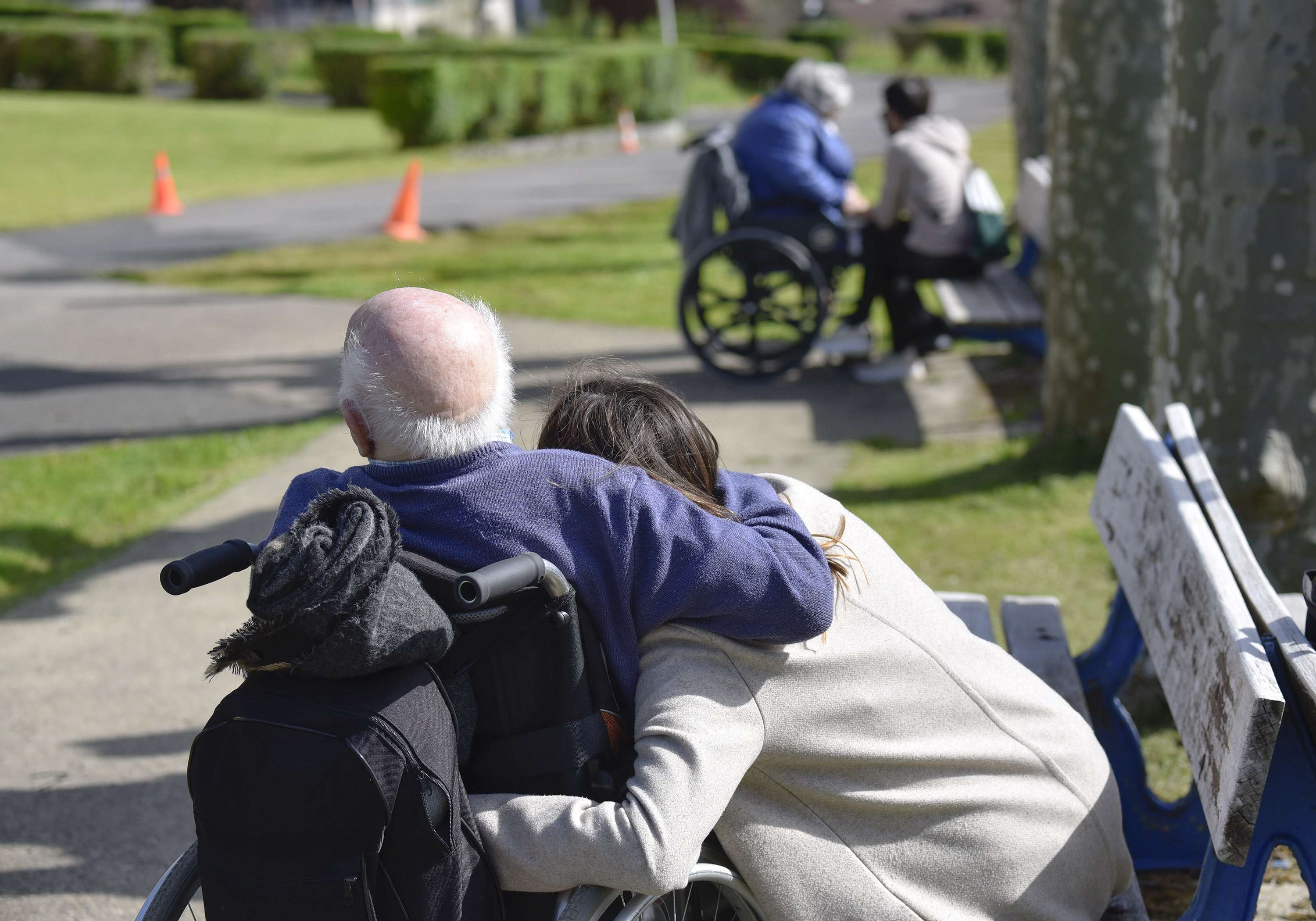 Varios mayores, con sus familiares en un parque.