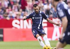 Brais se dispone a lanzar el libre directo que supuso el segundo gol de la Real Sociedad.