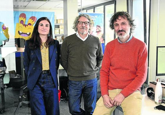 Jesús Mari Lazkano, en el centro, con Jone Landaluze y Ricardo Ramón, de Dibulitoon, en la sede de la productora.