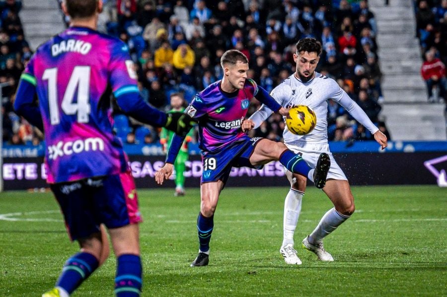 El Eibar se impone en casa del líder