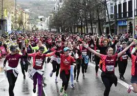 Varias corredoras celebran su llegada a meta en la Lilatón de San Sebastián.