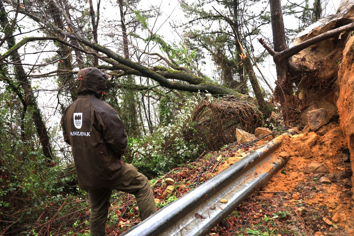 Desprendimiento de tierra en la subida al faro de Higer en Hondarribia