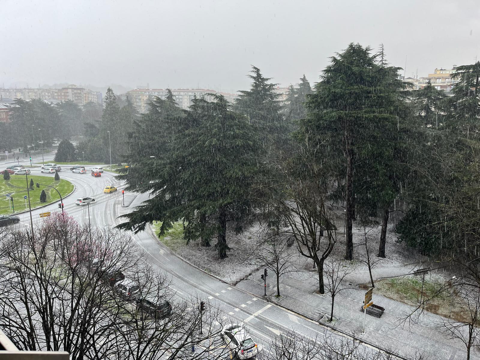 Granizada en Pío XII, en el barrio de Amara en Donostia