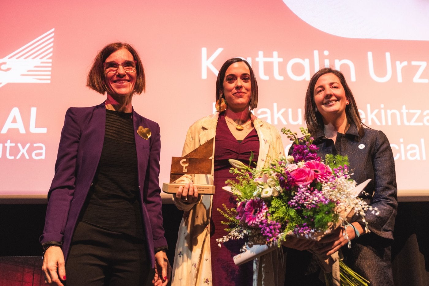 Katallin Urzelai Gonzalez Etxebarri, erdian, Aspegi saria jaso zuen momentuan.