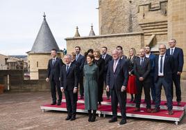 Iñigo Urkullu, María Chivite y Alain Rousset, en primera fila, ayer en el castillo de Olite.