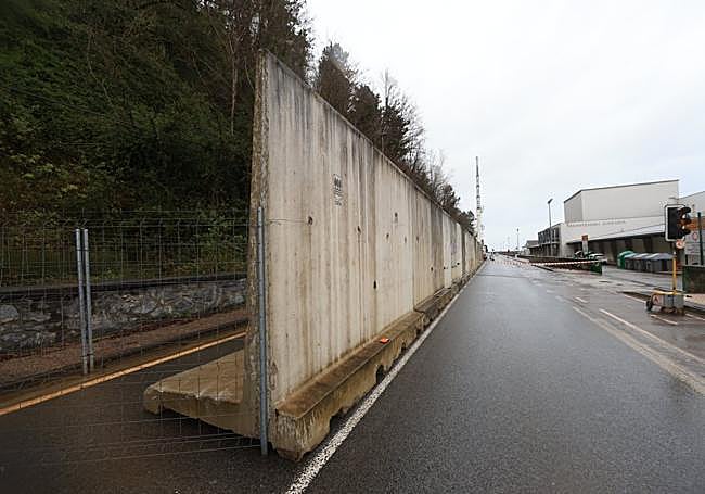 El parapeto se ubica a la altura del puerto pesquero.