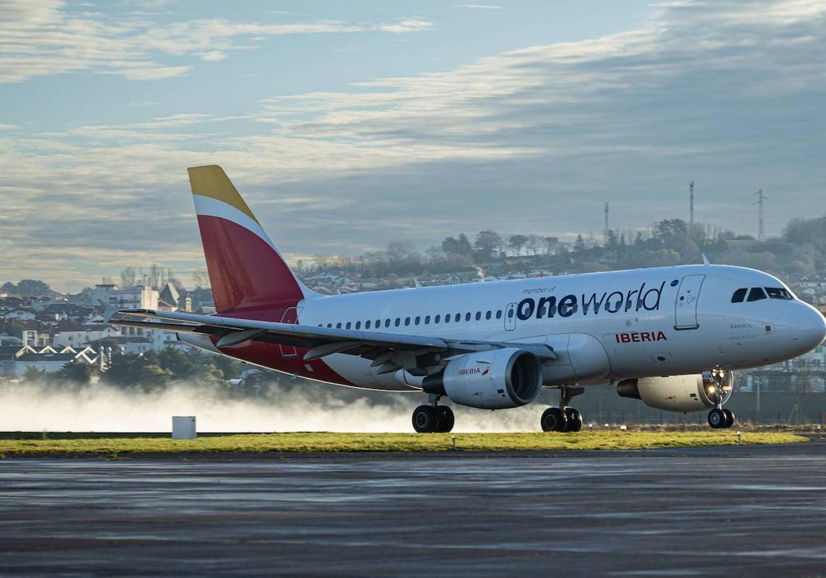 Un avión de Iberia despega del aeropuerto de Hondarribia