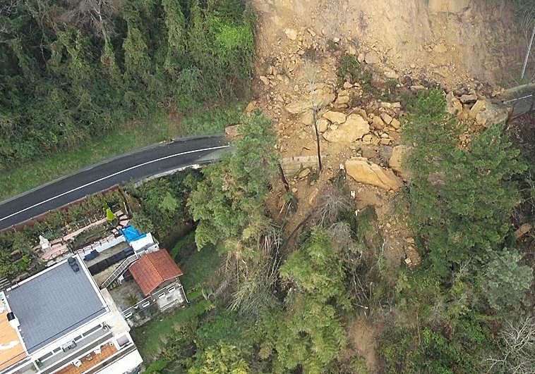 El corrimiento de tierra no afectó a viviendas por pocos metros.