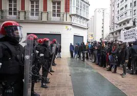 La Ertzaintza frente a un grupo de manifestantes ayer en Vitoria.