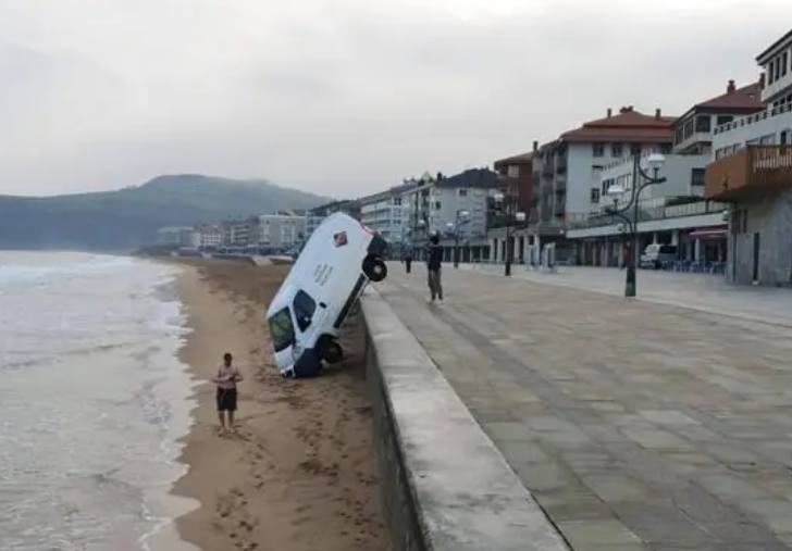 Imagen secundaria 1 - Accidente en mayo de 2021 de una furgoneta de una empresa de pladur (1). Accidente en marzo de 2021, una empresa de reparto de pan (2). Accidente en julio de 2019 de un vehículo de una cristalería (3).