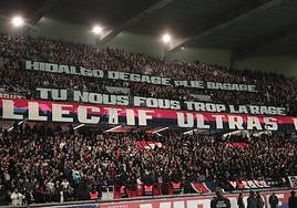 Ultras del PSG en las gradas del Parque de los Príncipes en el partido ante la Real Sociedad.