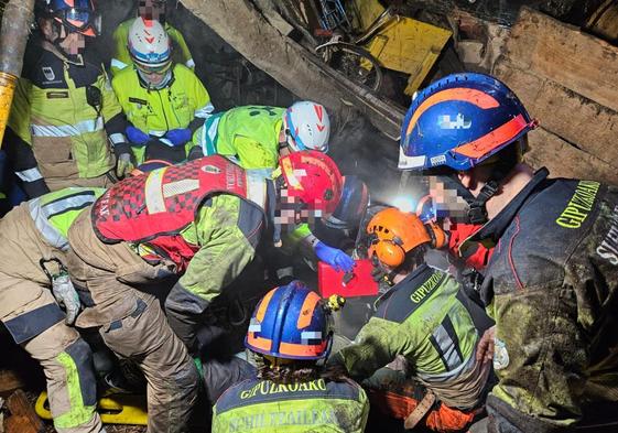 Bomberos de Gipuzkoa rescatan al hombre al que se le había caído el tejado encima en Oñati.