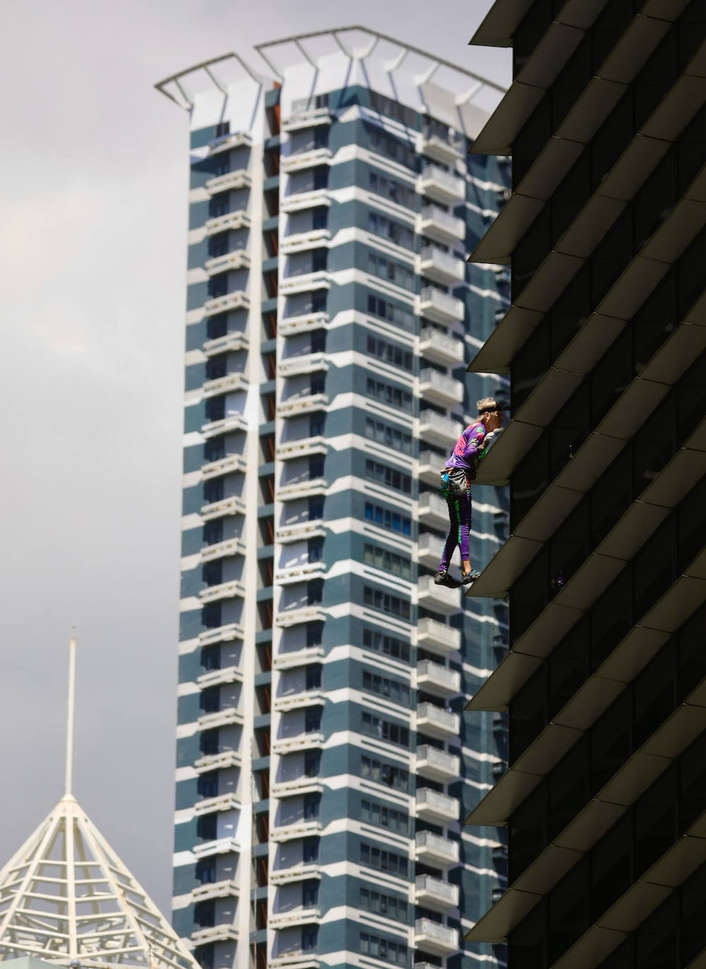 El &#039;Spiderman&#039; francés escala un rascacielos en Manila de 217 metros