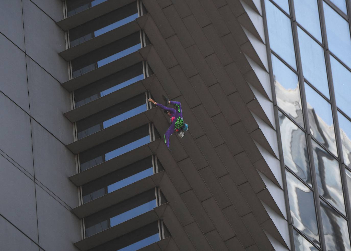 El &#039;Spiderman&#039; francés escala un rascacielos en Manila de 217 metros