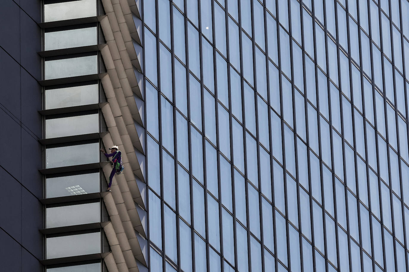 El &#039;Spiderman&#039; francés escala un rascacielos en Manila de 217 metros