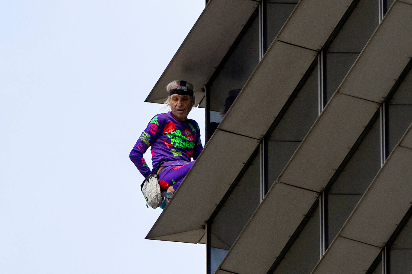 El &#039;Spiderman&#039; francés escala un rascacielos en Manila de 217 metros