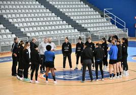 Corrillo durante un entrenamiento del Bera Bera en el Gasca.