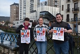 Onintza Agirrezabala, dantzari de Ereintza DantzaTaldea, Maite Gartzia, concejala de Cultura, y Aitor Mitxelena director artístico del espectáculo.